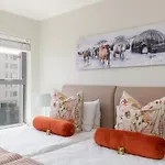 The Paragon Urbane Centrally Located, Modern Comforts